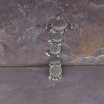 MadhuPushpa – Statement Black Metal Hathphool