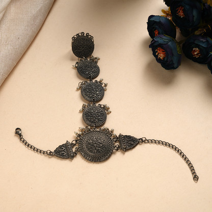 MadhuPushpa – Statement Black Metal Hathphool