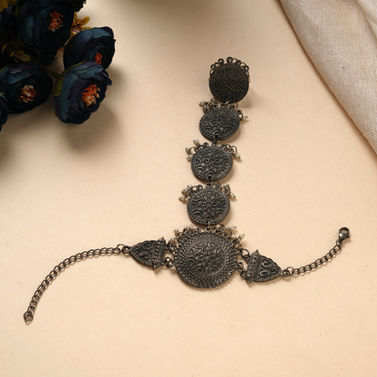 MadhuPushpa – Statement Black Metal Hathphool