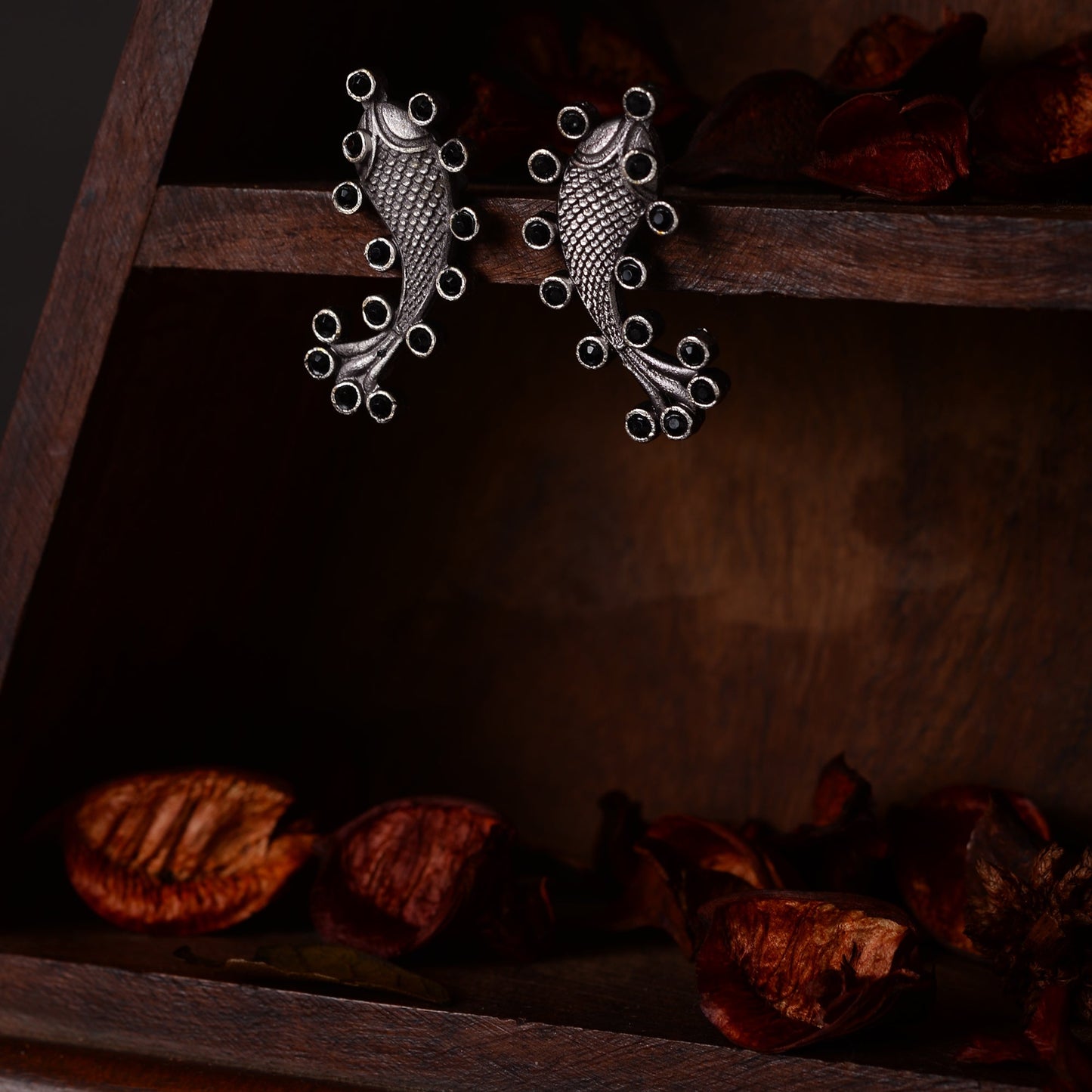 Meen- Silver oxidised Stone-Studded stud earrings(Black)